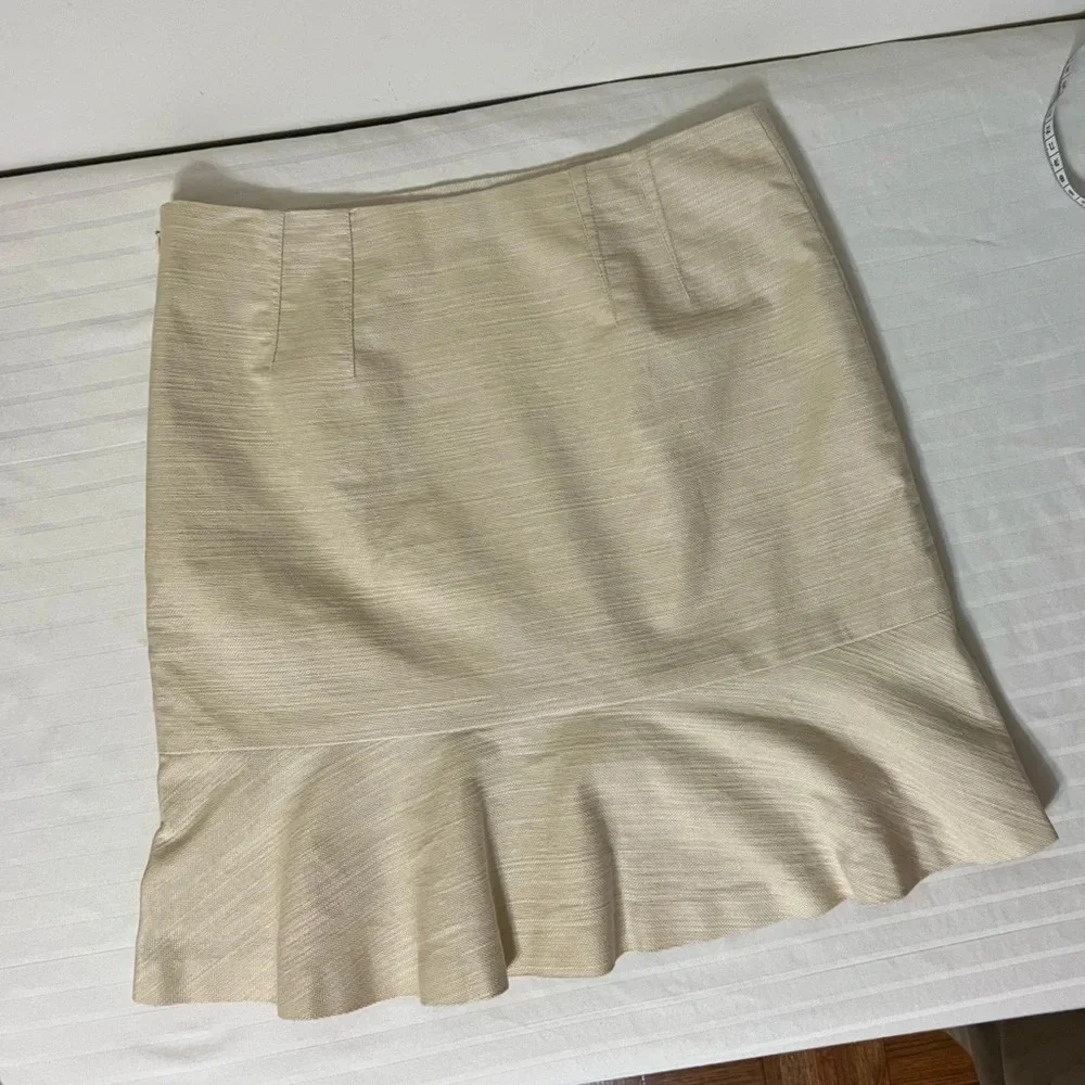 Ann Taylor skirt with slight bottom ruffle. Size 2 Like New C1